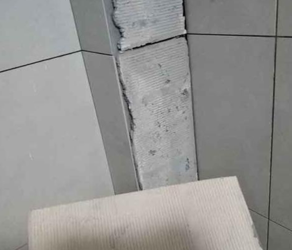 泉山瓷砖空鼓维修公司分享下厨房瓷砖脱落的补救措施。
